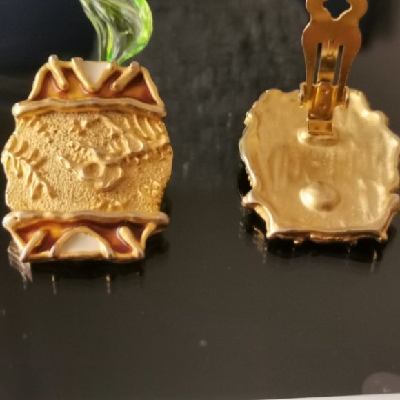 Vintage gold tone with enamel clip on earring - Picture 5 of 6